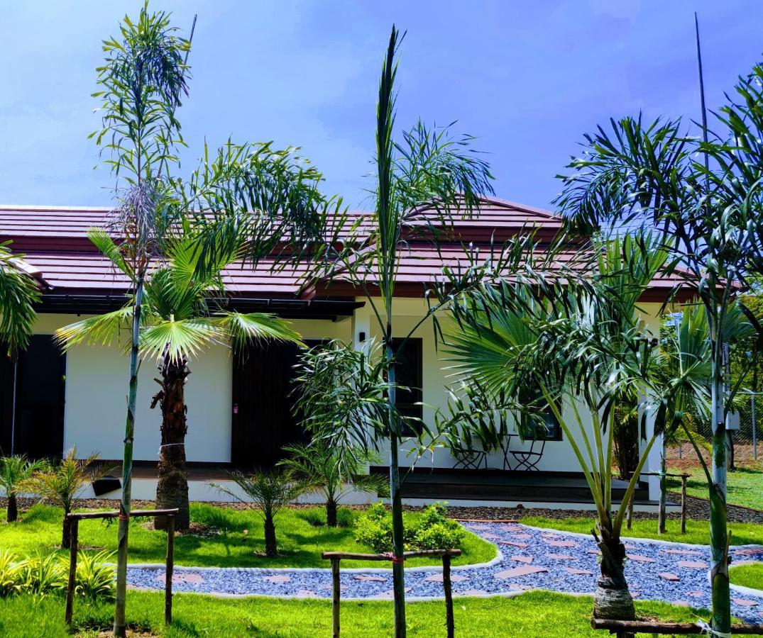 Isan Golf & Adventure Hotel Удон Тани Екстериор снимка